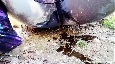 Piscia in strada ! Venite à fighjà LilKiwwiMonster bagnate e mutandine è piscia in terra !
